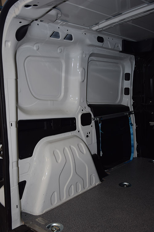 02 Doblo con parete attrezzata con sistema di bloccaggio del carico Syncro Svizzera