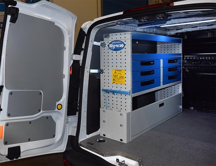 02 Parete sinistra Connect con vani aperti e con antina cassetti e accessori Syncro Svizzera