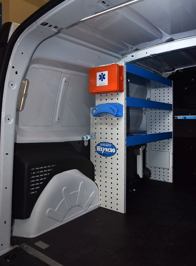 02 Parete sinistra NV250 con scaffali e accessori Syncro Svizzera