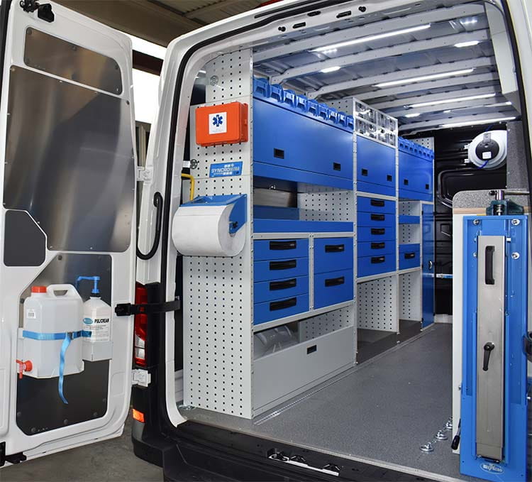 02 Parete sinistra Trafic con ripiani di scaffalatura e accessori Syncro Svizzera
