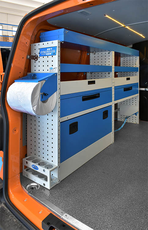 02 Rotolo portacarta e mobili con antina di chiusura su Transporter Syncro Svizzera