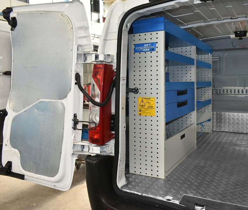 02 Scudo con scaffali e cassetti Syncro Svizzera