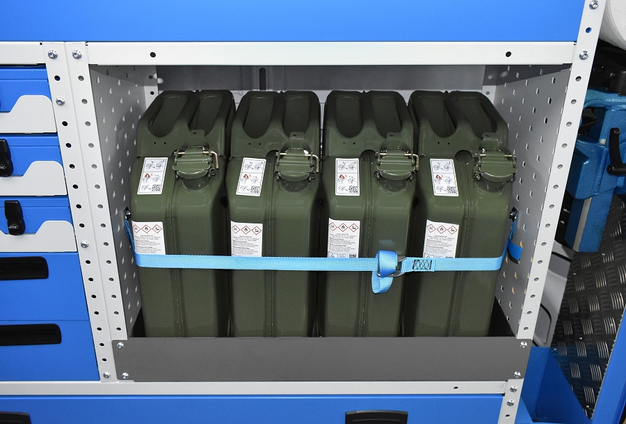 02 Vasca stagna con taniche metalliche Svizzera