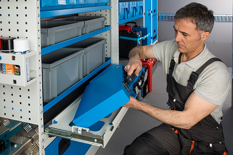 02 Vassoio estraibile portavaligette aperto Svizzera