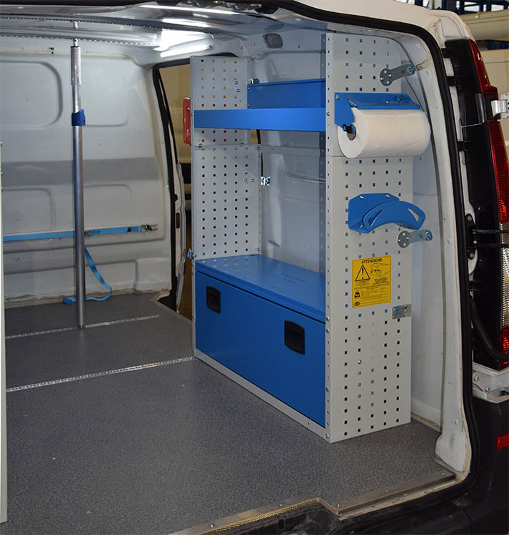 03 Copripassaruota chiuso ripiano aperto e accessori su Vito arredato da Syncro System Svizzera