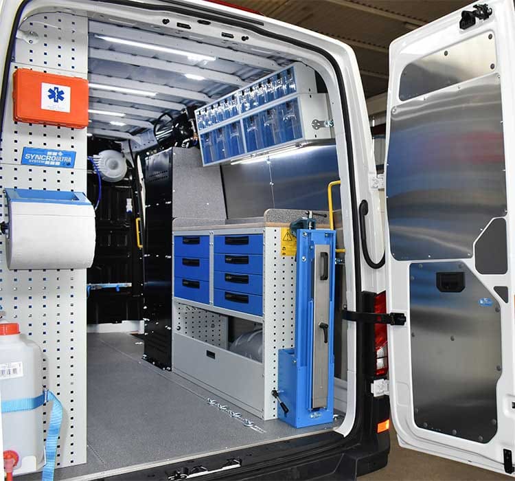 03 VW Crafter con portamorsa pieghevole e ripiano di lavoro sistema Syncro Svizzera