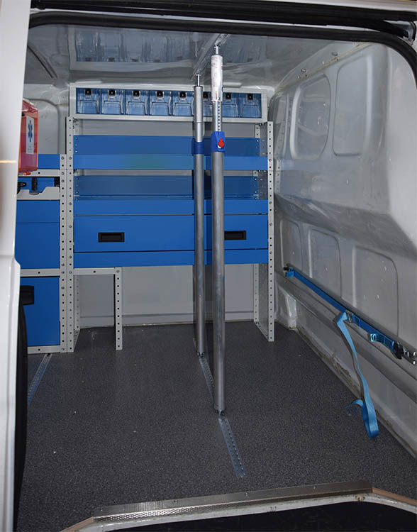 04 Vista laterale Vito allestito con barre fermacarico fresate Syncro Svizzera