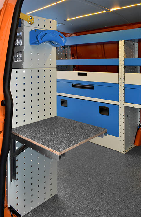 05 Tavolo ribaltabile su fianco allestimento Syncro Ultra a bordo di Transporter Svizzera