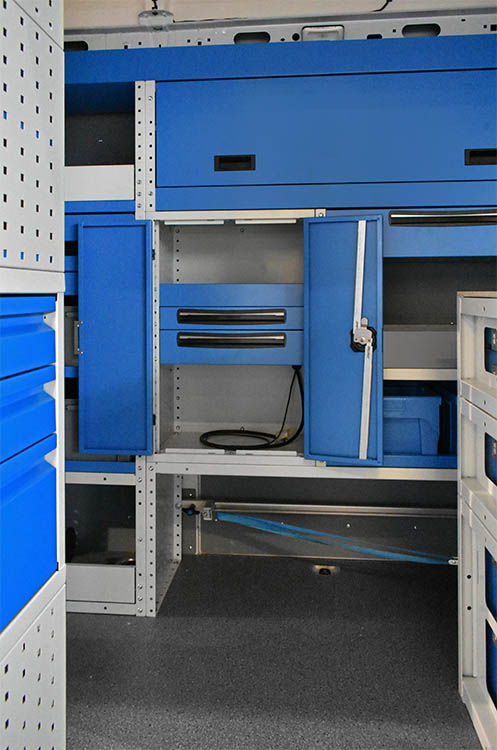 06 Dettaglio allestimento Master con armadio e elementi interni Syncro Svizzera