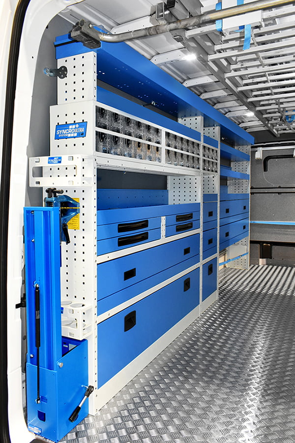 06 parete con cassetti antine e contenitori trasparenti e portamorsa basculante syncro system Svizzera