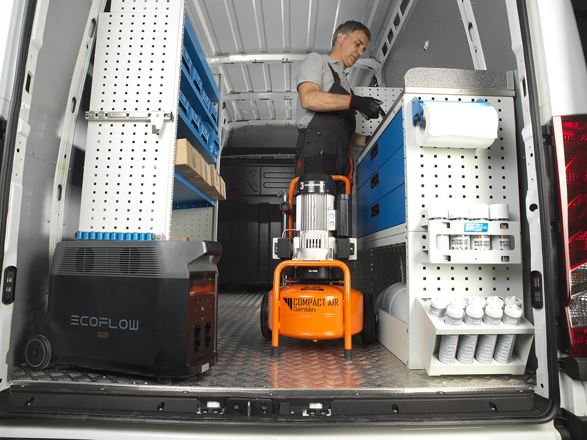 11 Ecoflow con utensili sul furgone Syncro Svizzera