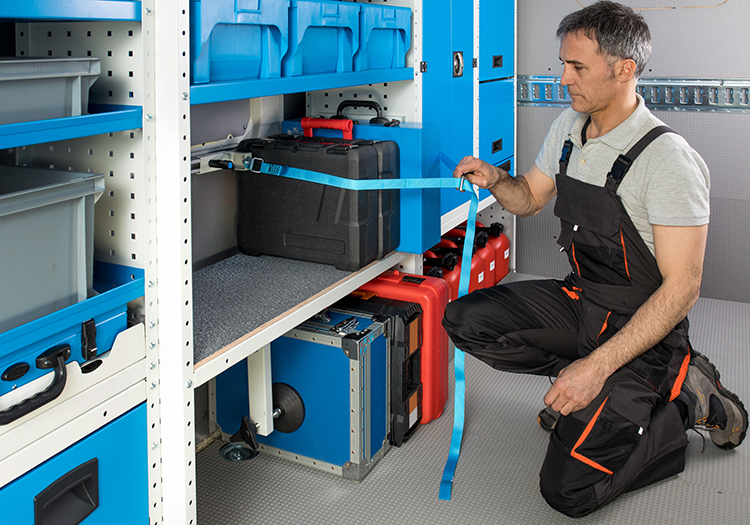 11 Fermavaligie con cinghia in uso Svizzera