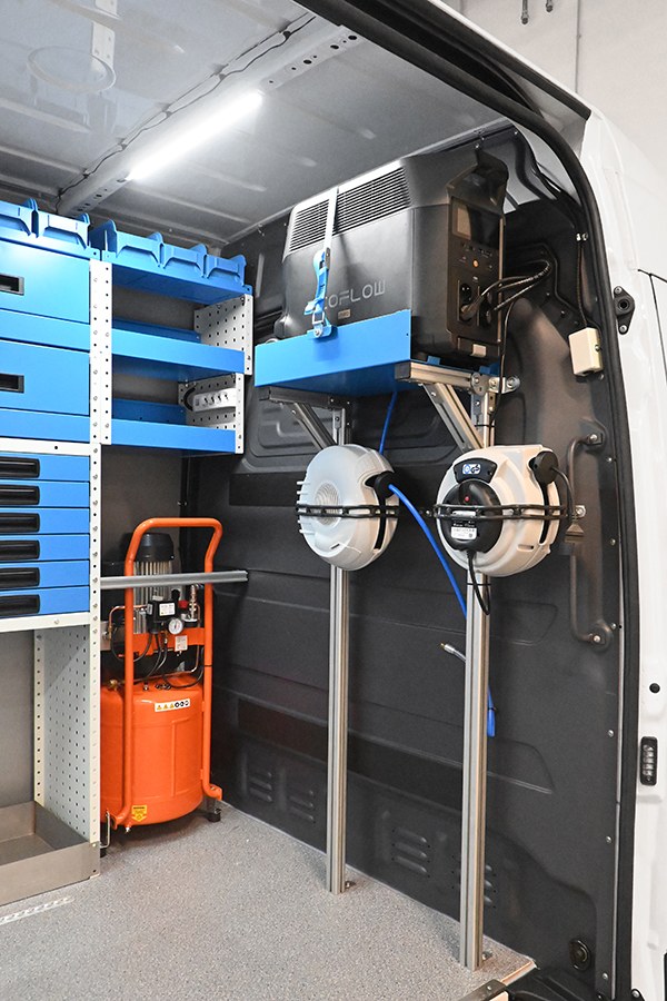 13 Ecoflow con utensili sul furgone Syncro Svizzera