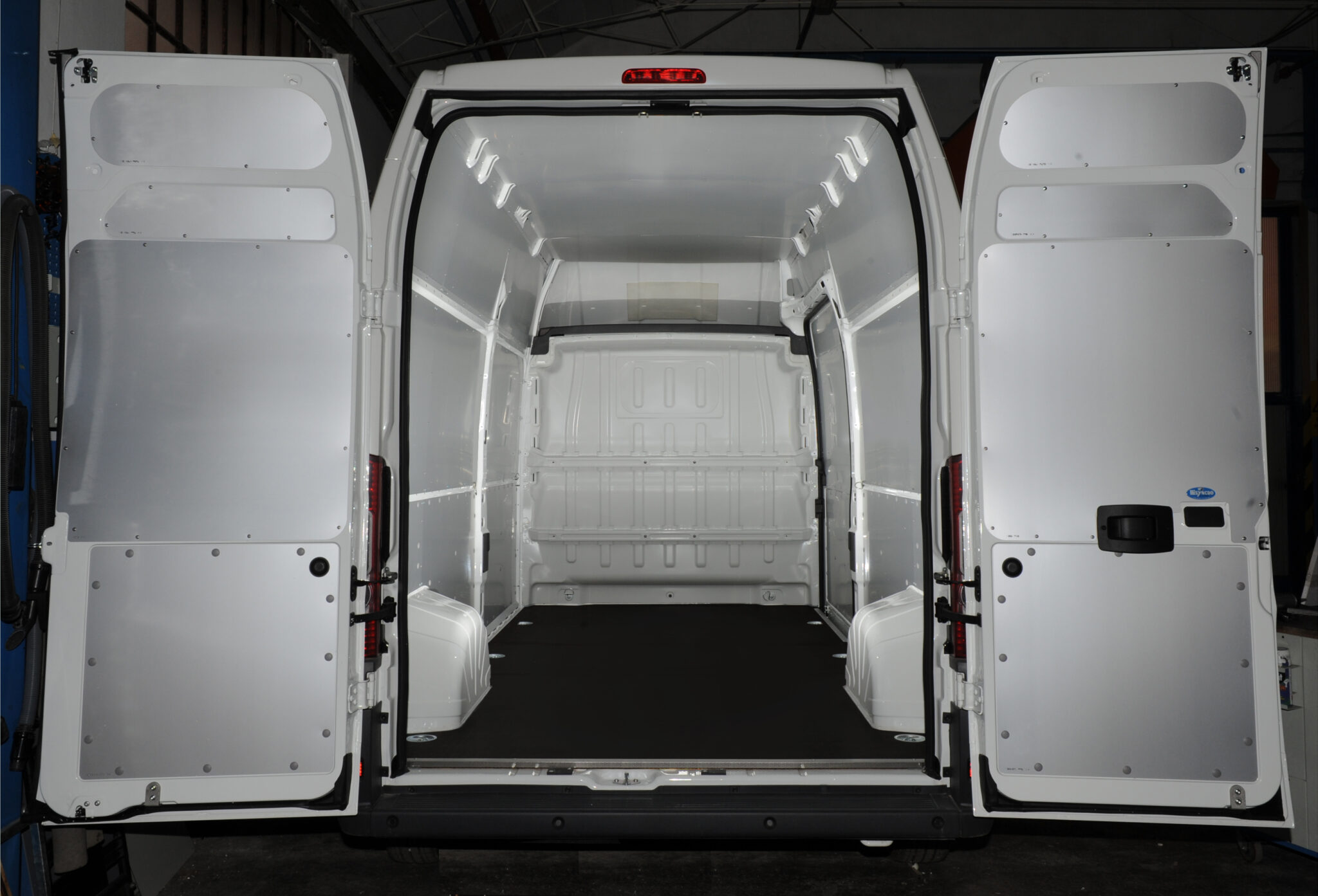 furgone con copertura totale della carrozzeria